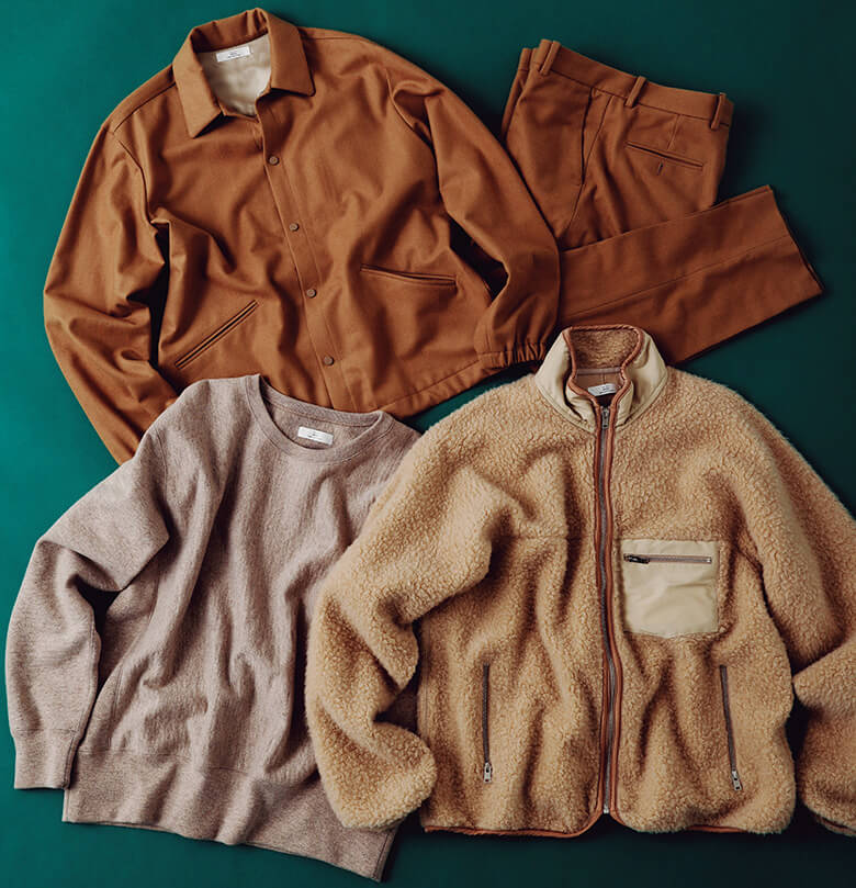 スウェットシャツとパンツ、そしてストリートではお馴染みのコーチジャケット、アウトドアライクなジップアップのフリースジャケット。／エンツ