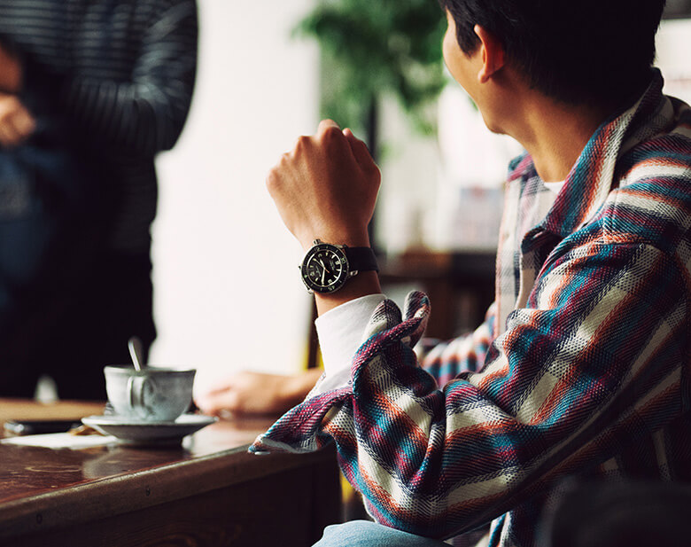 あれから25年、今も変わらずダイバーズウォッチを愛用しているのはそんな苦い経験もあってのことだ。手にするのはブランパンの「フィフティ ファゾムス」。