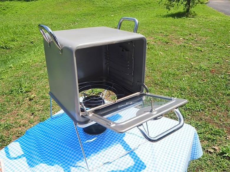 アウトドアでロティサリーチキン。回して炙れるオーブンで外遊びの