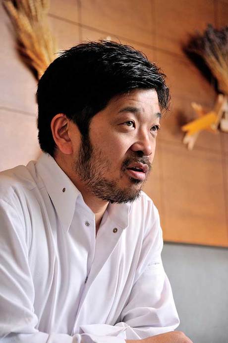 松嶋 啓介／料理人。2002年にニースにレストラン「Kei’s passion」をオープン、2006年「KEISUKE MATSUSHIMA」に改めて拡大オープンし、現在に至る。