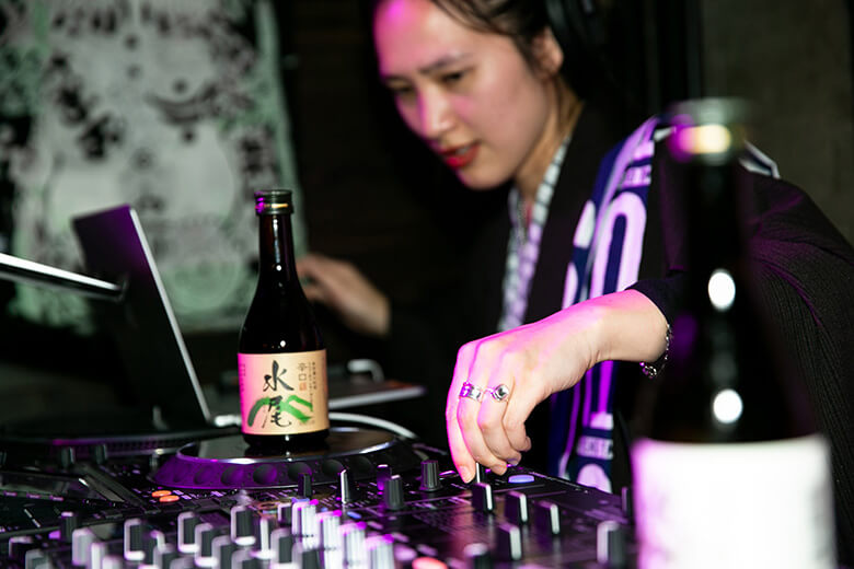 「テンパレイ」の紅一点、AAAMYYY（えいみー）