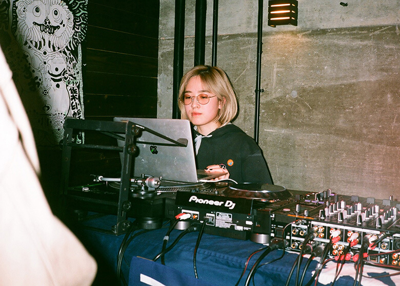 ガレージロックやポストパンク、ニューウェーブなど、多彩な要素を盛り込んだ楽曲に定評のあるガールズバンド、「トーイングスのギターボーカルをつとめるコニープランクトン。