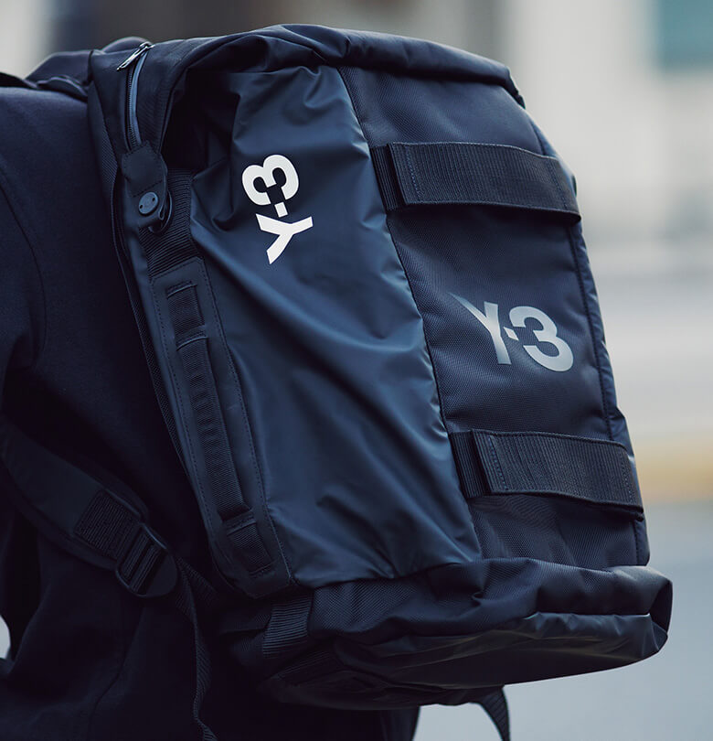 ボードホルダーが付くバックパックは、ダッフルバッグにもなる2-WAY仕様だ。コーデュラナイロン使用で強靭というのもうれしい。