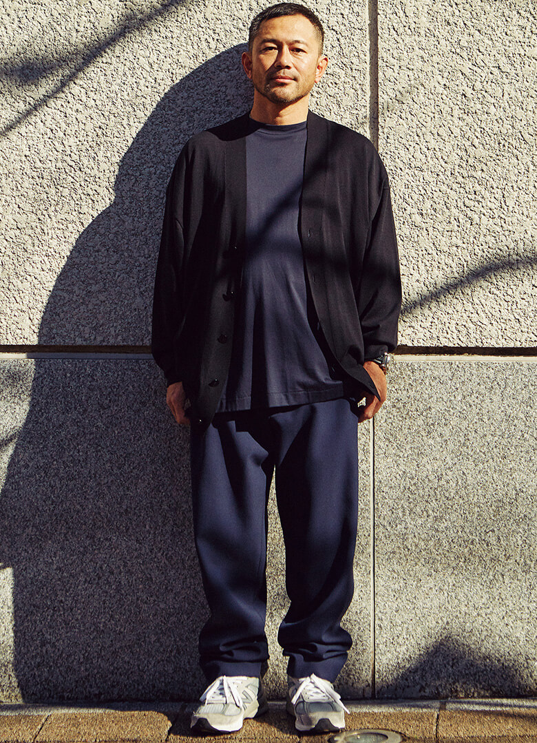 エイトンのスビンコットンのTシャツやカーディガン、バックサテンのパンツは、「ベーシックで失敗しない服」。