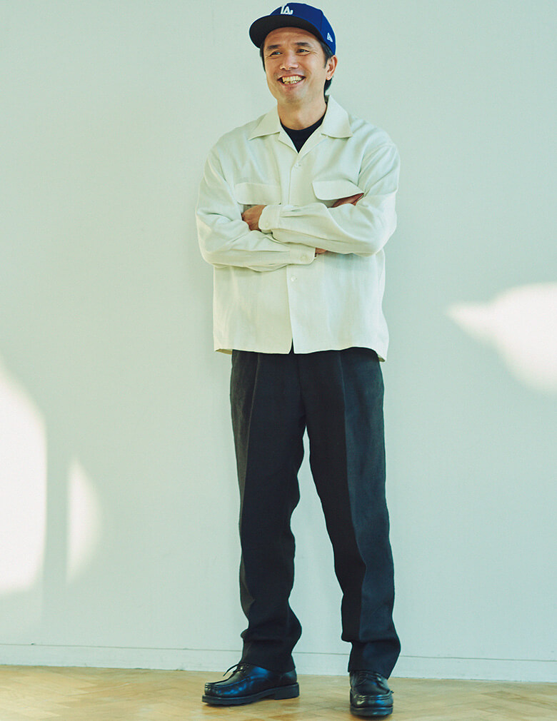 フラップポケットに特徴のある朱子織りのシャツは、後染めのリネンで仕立てられたもの。表情は違うものの、ワンタックパンツもリネン100%。