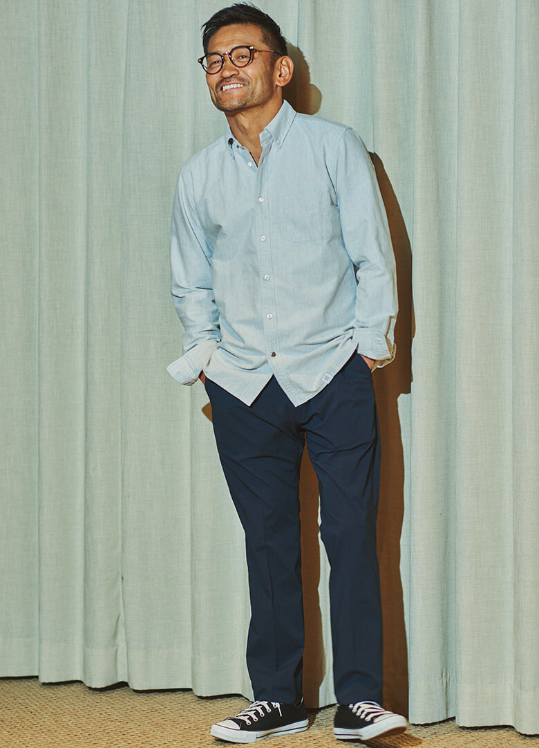 セルビッジ付きオックスフォードのシャツとストレッチパンツは、本人愛用の日常着だ。