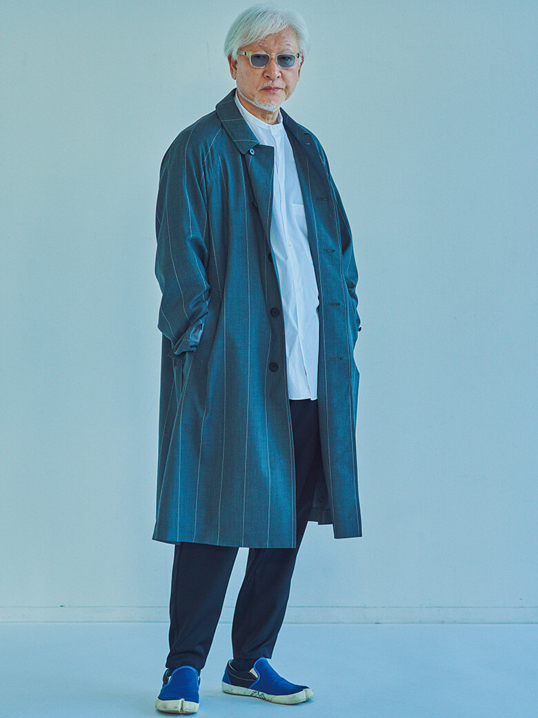 ブロードのバンドカラーシャツに、旧式織機で織られたウール製のストライプ柄コートをさらりと羽織る。