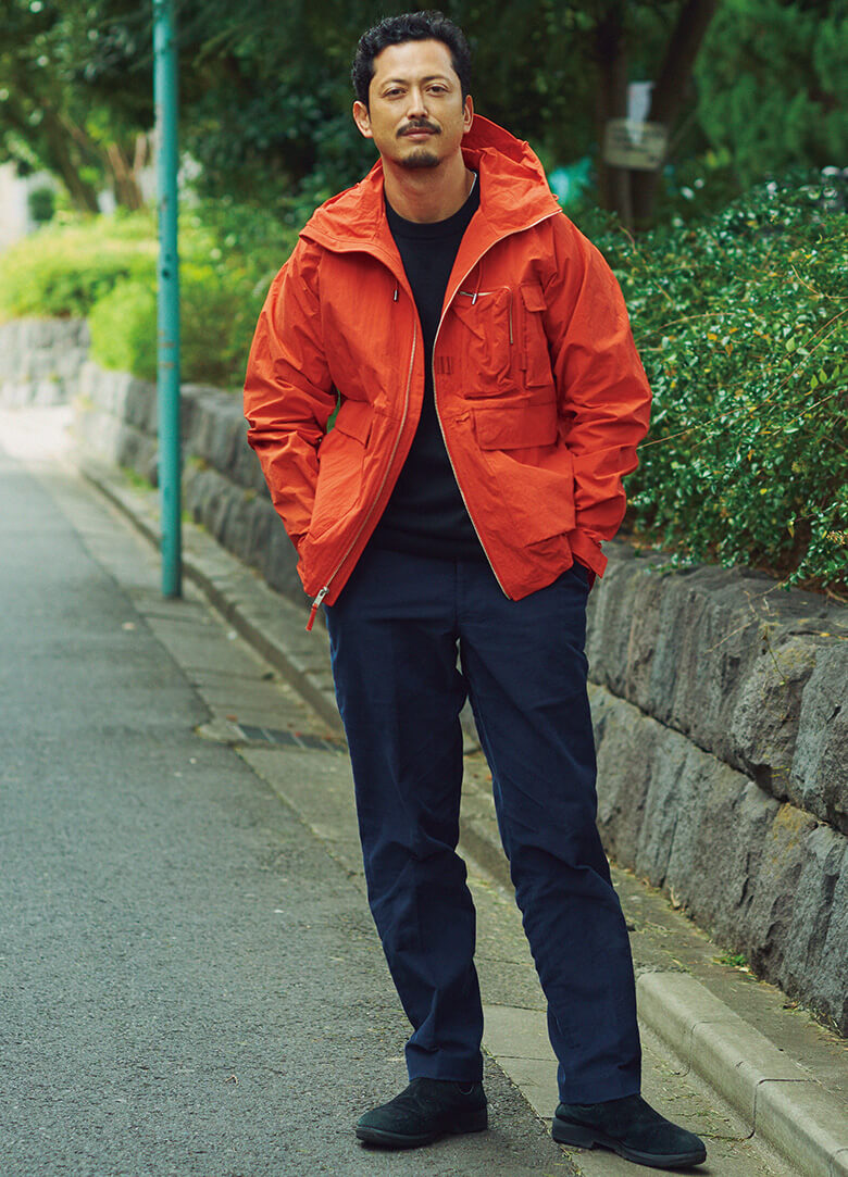 「昔からオレンジが好き」と言う池内さんが袖を通すのは、重みのあるナイロンを使用したウインドブレーカー。