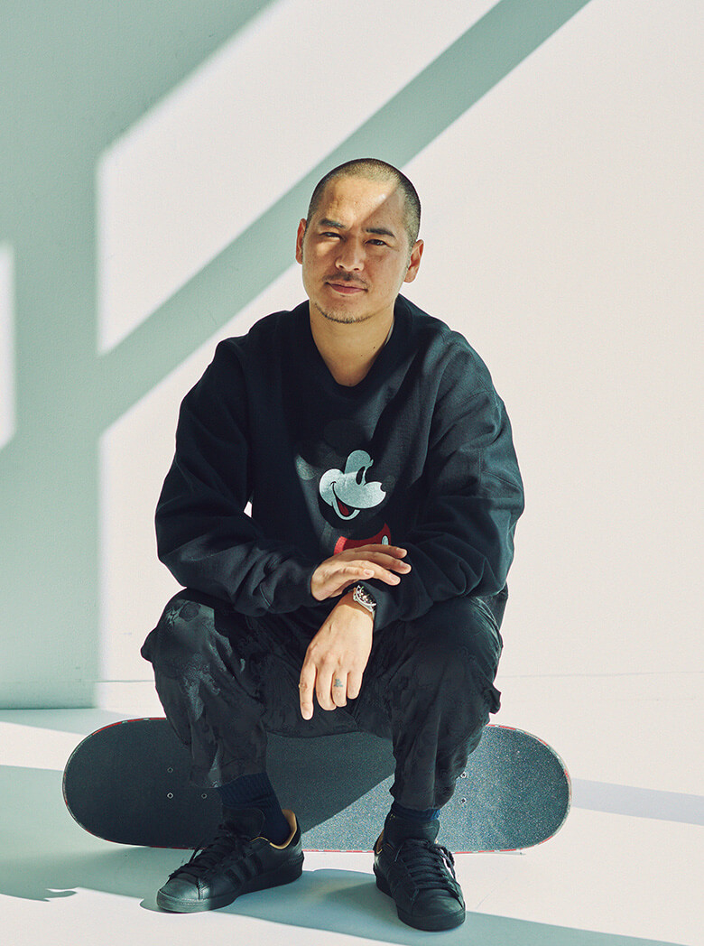 念願かなってコラボレートした九分丈のサテン地パンツが最近のお気に入り。ちなみにミッキーのスウェットは、オーシャンズとのコラボから生まれた。