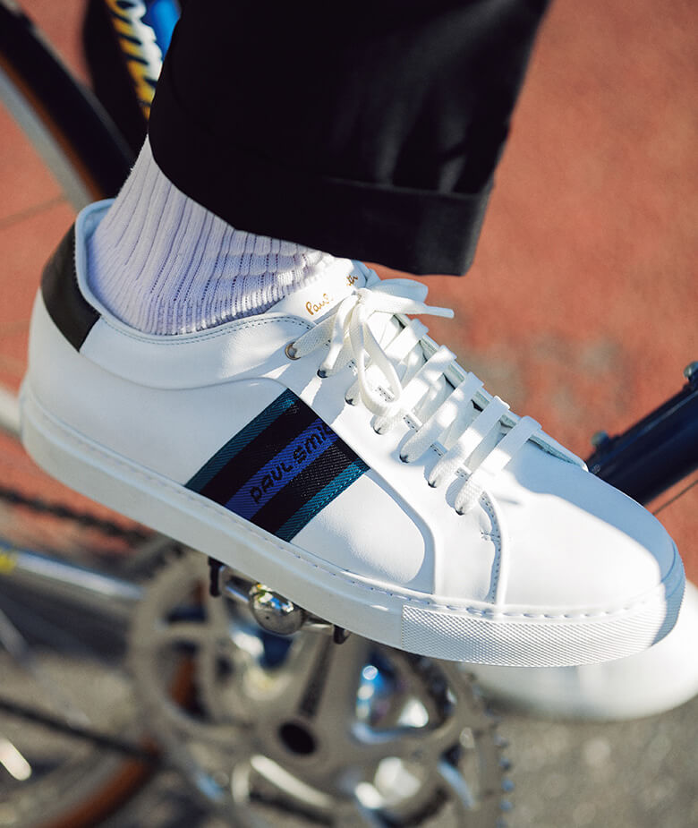 カジュアルに進化した革靴以上に、ビジネスに相応しい洗練を纏ったスニーカーの支持層が拡大。／ポール・スミス