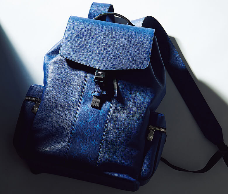 鮮やかなブルーに彩られたのは、針葉樹林に着想を得た細かな型押しがなされたタイガ・レザーと、お馴染みのモノグラム・キャンバス。／ルイ・ヴィトン