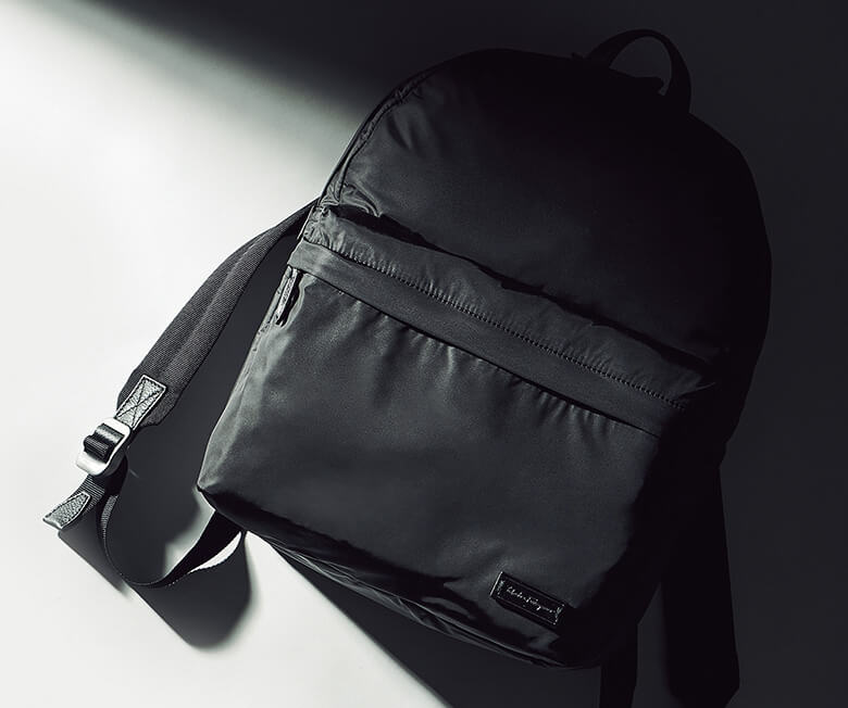 きめ細かなテクスチャーが光沢感を湛えるナイロン素材にレザーパーツを融合したエレガントなデイパック／サルヴァトーレ フェラガモ
