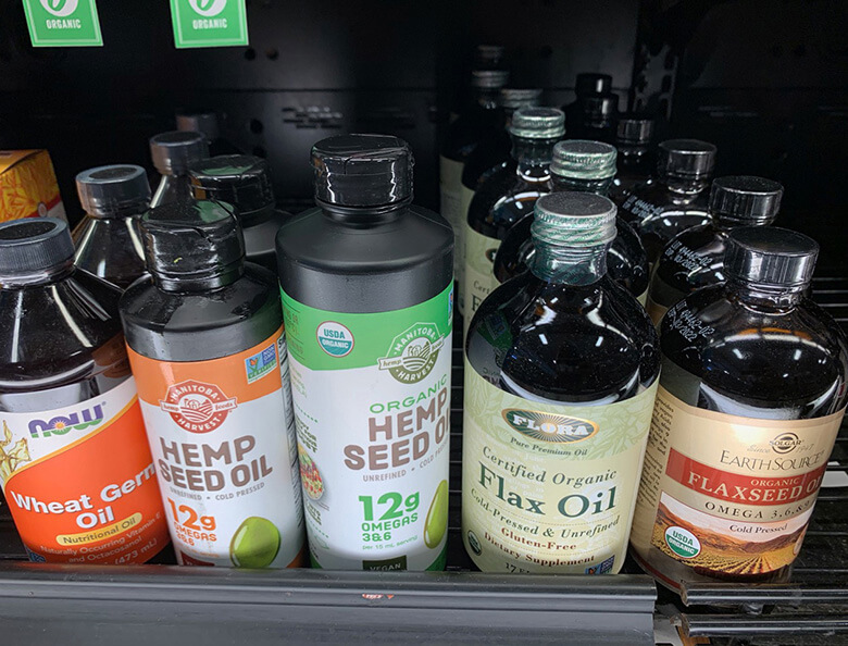 MCTオイルを毎日飲んで、ヘンプシード、フラックスシード、チアシード、アーモンドなどナッツや種で大半の油をとって、調理にはココナッツオイルを使います。