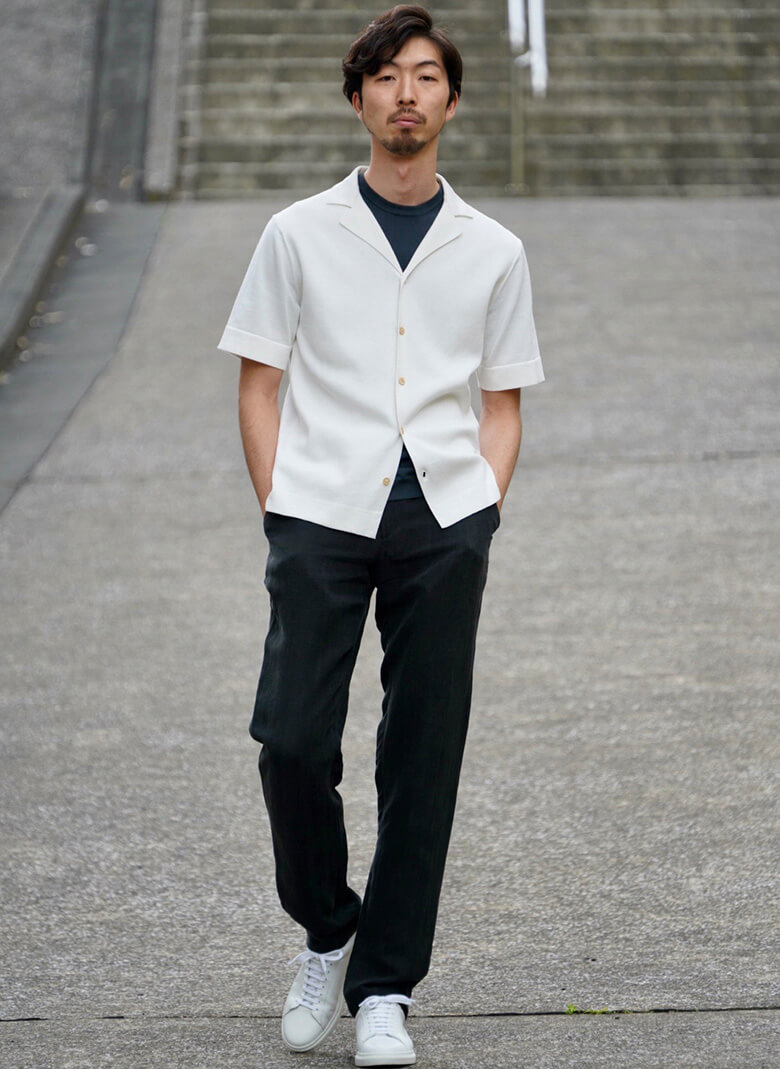 オープンカラーシャツとインナーのカットソーはともにニット仕様。加えて、“家着”でも色数を使わないのが流儀。