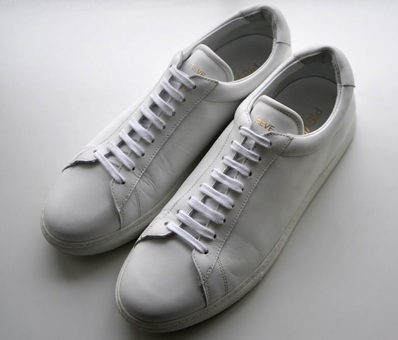 真っ白なスニーカーは、某フレンチブランドのポルトガル工場で生産しているシップスのエクスクルーシブ。