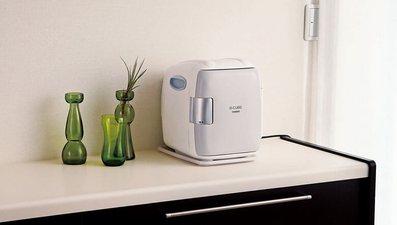家飲みのグレードがぐっと上がる家電を3つご紹介します。写真はツインバード工業の「2電源式コンパクト電子保冷保温ボックス D-CUBE S」（写真：ツインバード工業）