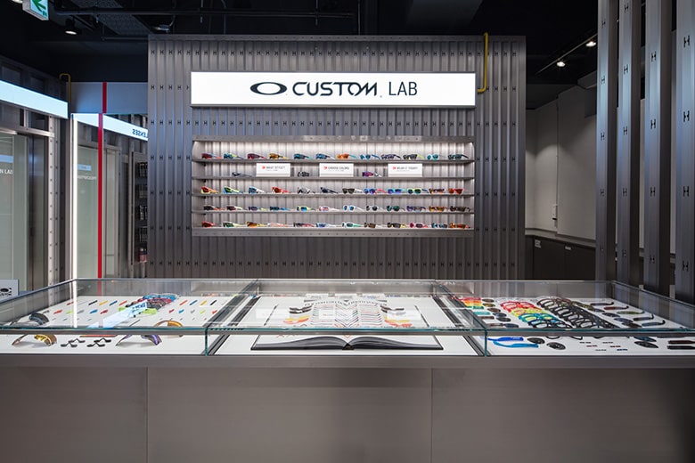 代表モデルのフロッグスキンやラッチをはじめとしたスポーツモデルを自分好みにカスタムできる「オークリー カスタム アイウェア ラボ」も登場。