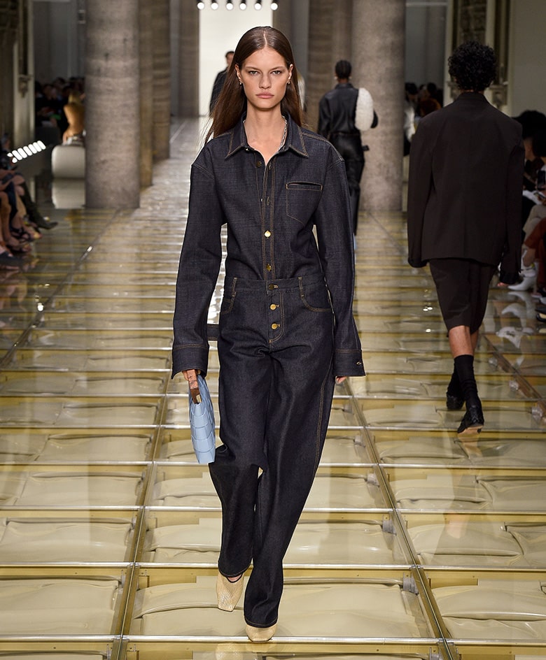 ダニエル就任後のボッテガ・ヴェネタはフレッシュな感性が加わり、若者向けのアイテムも充実したと言われるが、このストアはそれが事実であることを改めて印象づける。