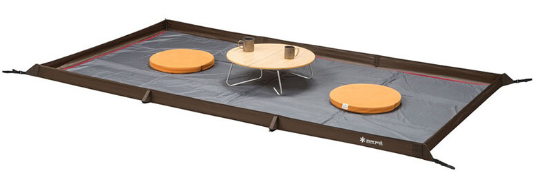 時には庭で、時には公園で、「フロアマット」※とともにこいつを広げればそこはもう家のリビングと遜色ない心地よさ。その名も「リビングシート」。