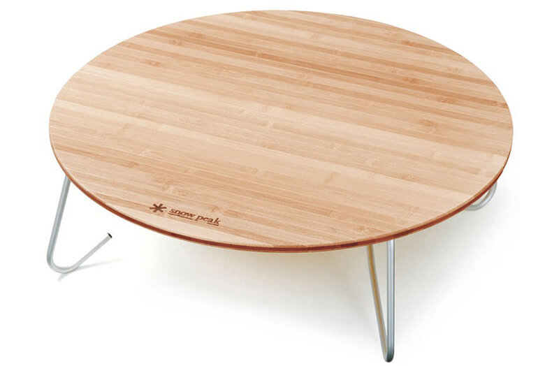 スノーピークの“ちゃぶ台”は、レジャーシートを広げながら家族みんなでランチ、なんてときにも大いに役立つシロモノだ。