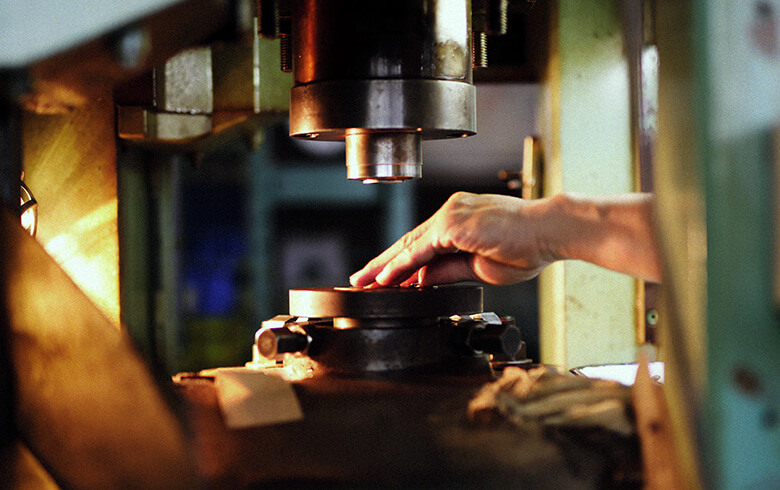 細かな石を意味するブランド名の「さざれ」。千年単位の長い歳月を経て巌となり、苔が生えるという情景をうたう国歌でお馴染みの石だが、そんなさざれのように繊細な技術を長く継承していこうという思いが屋号には込められているという。