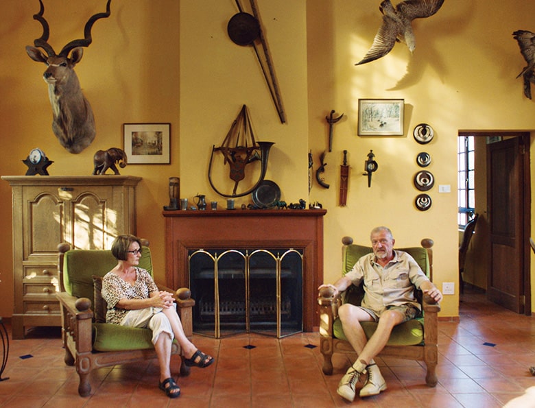 『サファリ』アフリカで繰り広げられる「トロフィー・ハンティング」とは？ 獲物との距離を詰め、ハンターはスコープを覗き込む。