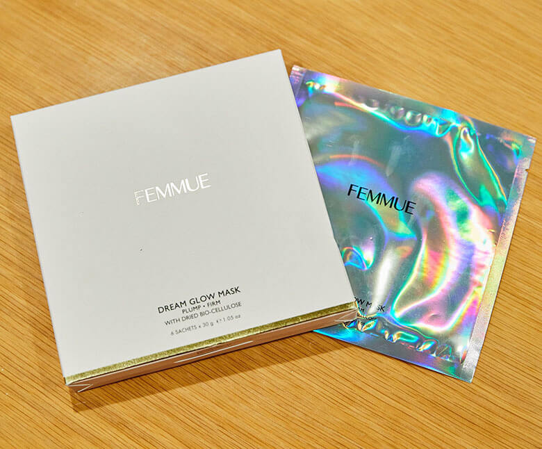 整肌成分アデノシンやヒアルロン酸ナトリウム、その他果実エキスなどの、天然由来の成分を配合した美容液が肌のすみずみにまで行き届くバイオセルロース製のシートマスク。