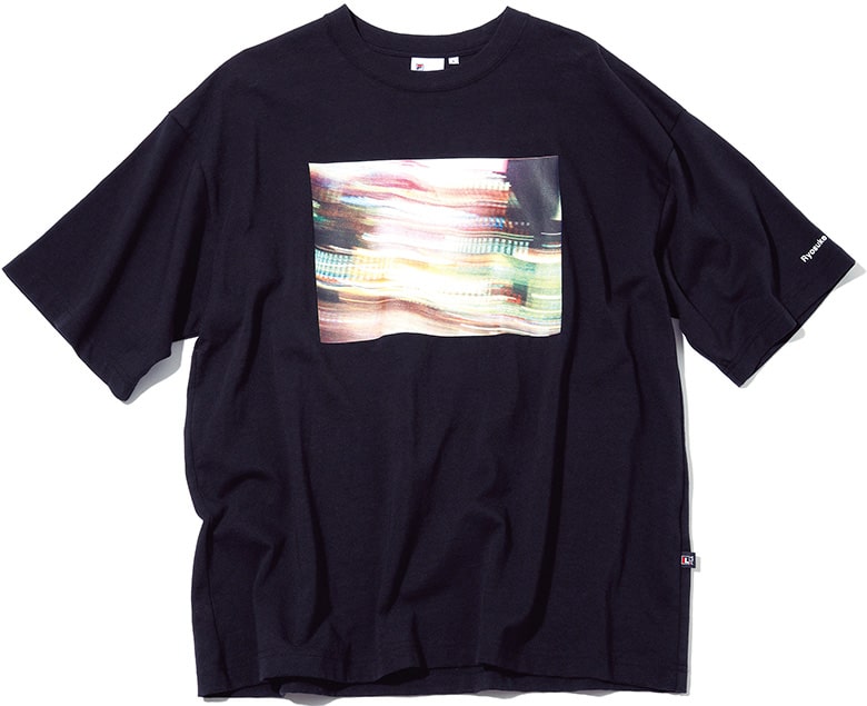 NYやLAのストリートを写真に収めてきたフォトグラファー、三澤亮介さん。フロントには彼が切り取った東京の風景を。