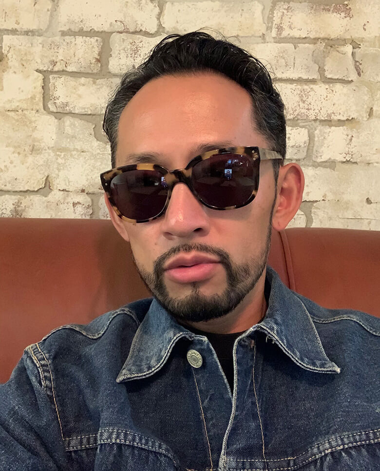 スタイリスト橋本淳さんの日常に、サングラスは深く溶け込んでいる。