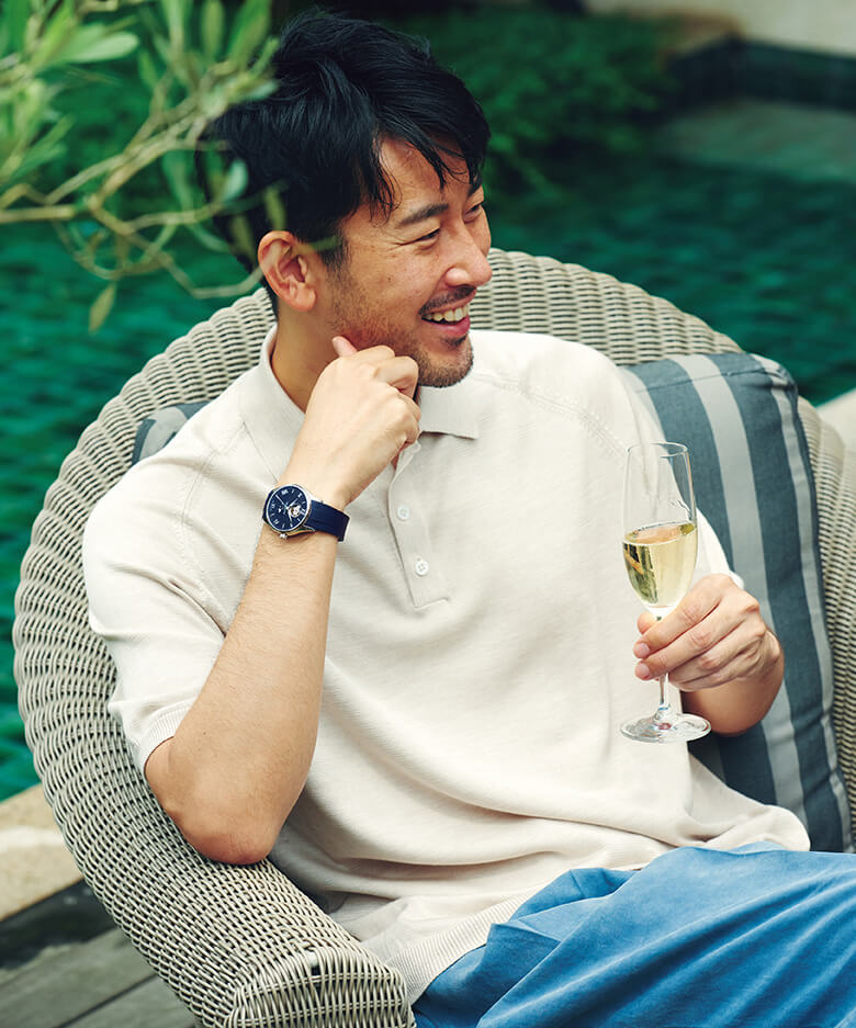 エレガントなラウンドケースに、ネイビーカラーのダイヤルとラバーストラップでマリンテイストを注入する。／フレデリック・コンスタント