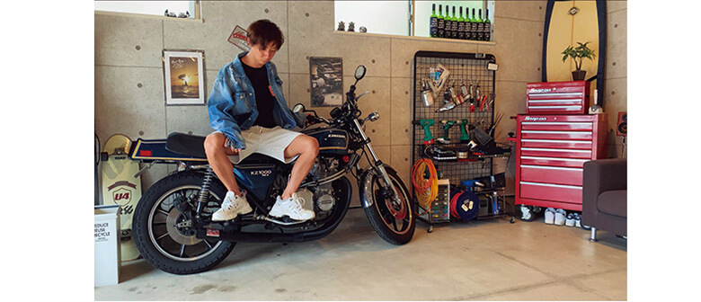 宝物でいっぱいのガレージ。資金にも時間にもゆとりが生まれたことでさまざまな価値に気付けるようになり、楽しみが広がった。