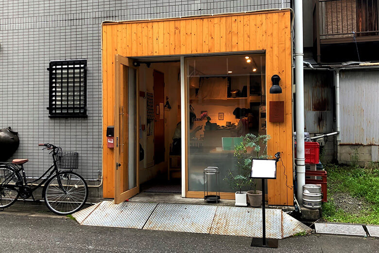 日本橋茅場町。東京駅へは徒歩圏内で、証券会社が林立するいわゆるオフィス街だ。店の名は「煮炊きや おわん」。