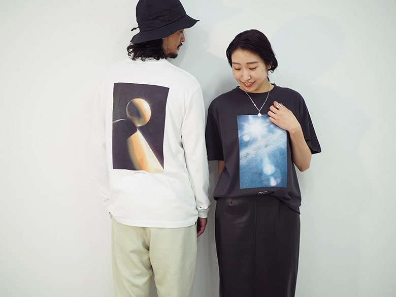 今回ジャーナルス タンダード レサージュで新たにリリースされた「トキ（TOKI）」のフォトTは、販売開始と同時に写真展を実施。