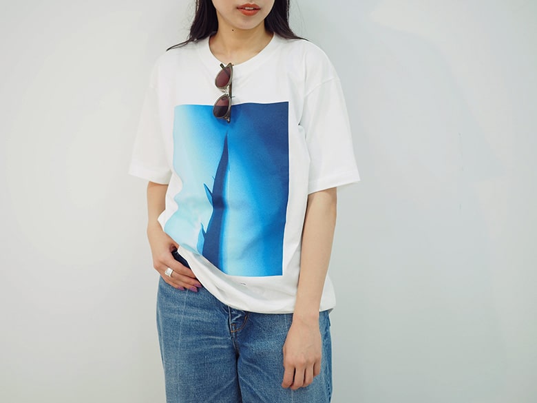 今回ジャーナルス タンダード レサージュで新たにリリースされた「トキ（TOKI）」のフォトTは、販売開始と同時に写真展を実施。