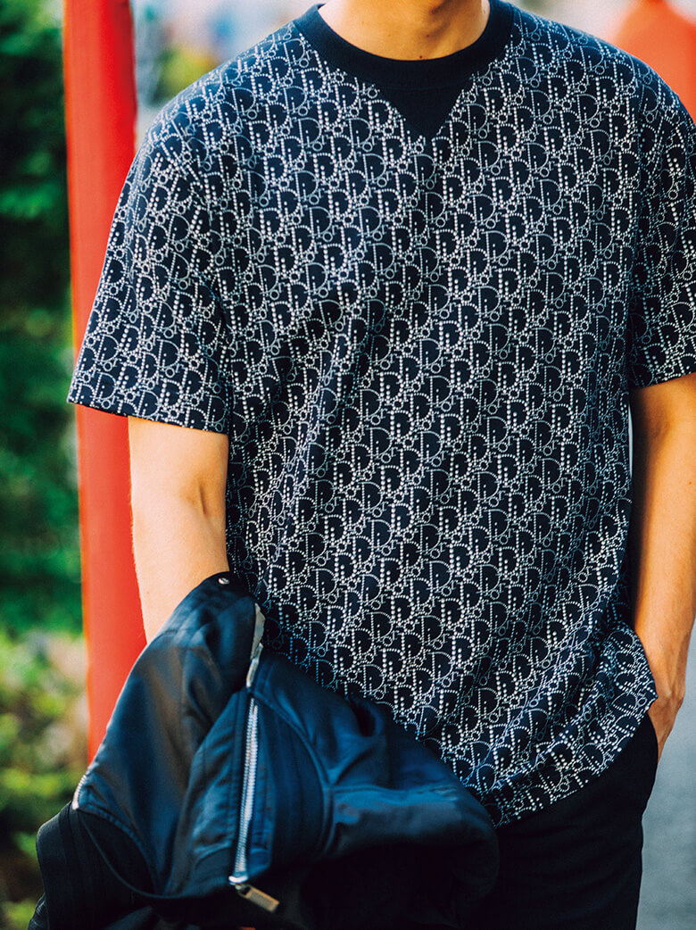 バッグなどでもお馴染みの“ディオール オブリーク”柄に細かなパール模様があしらわれたTシャツ。／ディオール