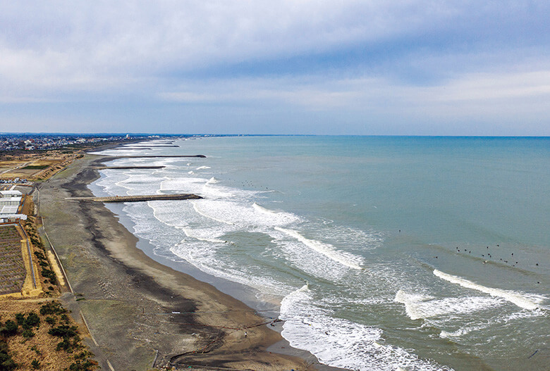 東京オリンピックのサーフィン競技会場かつ日本サーフィンの聖地である、千葉・釣ヶ崎海岸の空撮写真は教えてくれる。