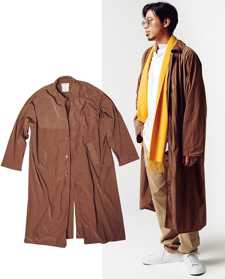 長身だから素直に似合う長丈コート。丸めて持ち運べる機能美にも共感