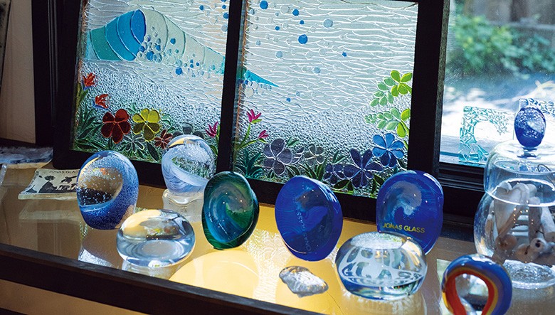 一期一会の波を求めて。海の心地良さを感じるフュージョンガラスの世界