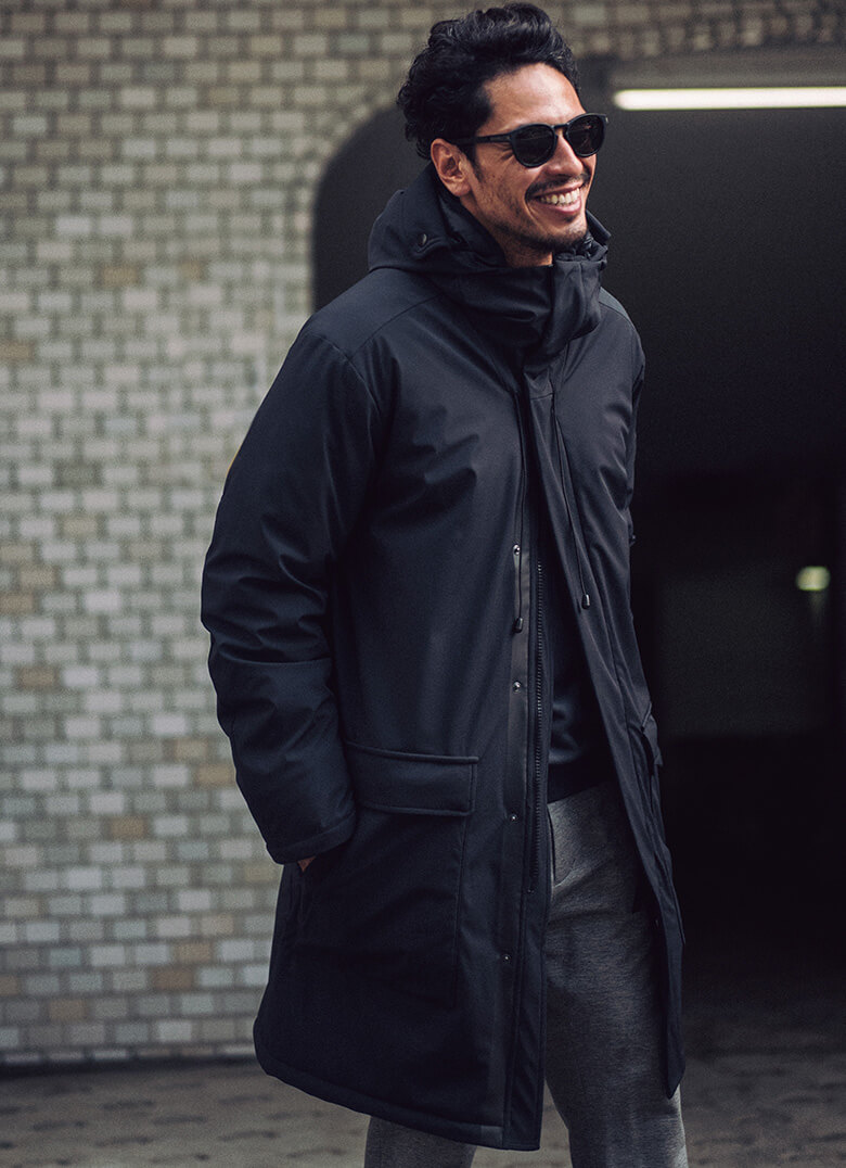 モノトーンでまとめた冬の大人のカジュアルスタイルをコートで