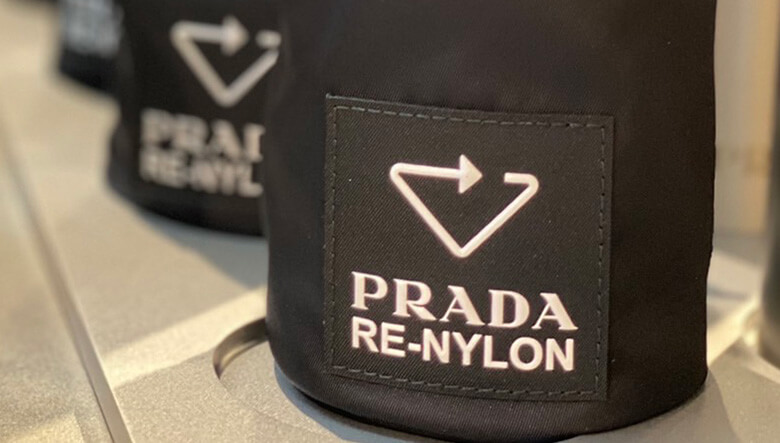 PRADA ナイロン素材です。さんかくロゴマーク、厚底の白のコントラストが素敵。 PRADA ナイロン素材です。さんかくロゴマーク、厚底の白のコントラスト