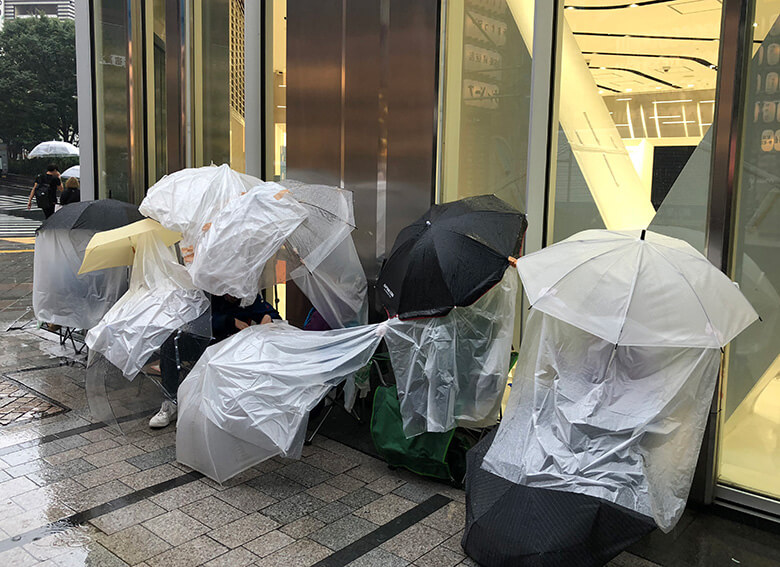 iphoneの最新作を手に入れるために行列する人