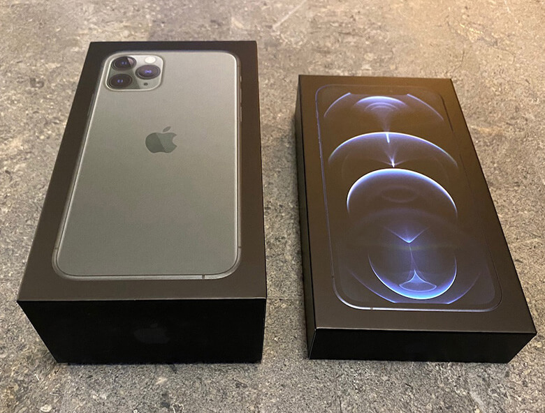 手元に届いたiPhone 12の箱