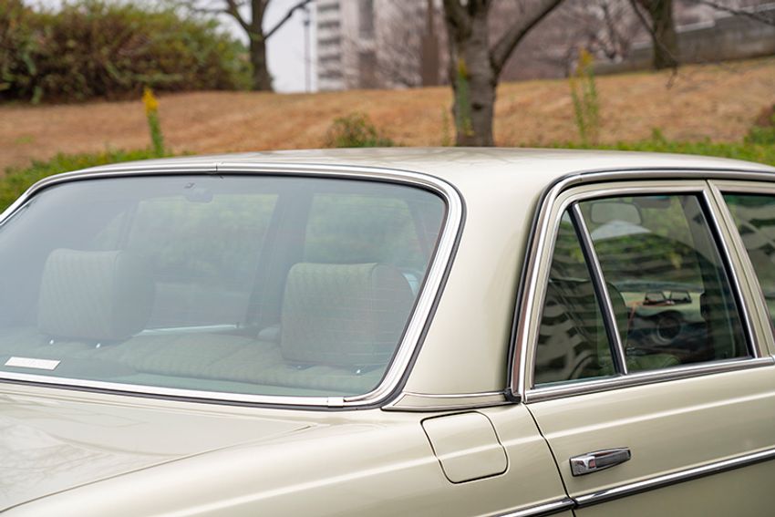 「タイムレスな贈り物になる」から、40年前のベンツ「W123」に乗るスタイリスト - 3枚目の画像
