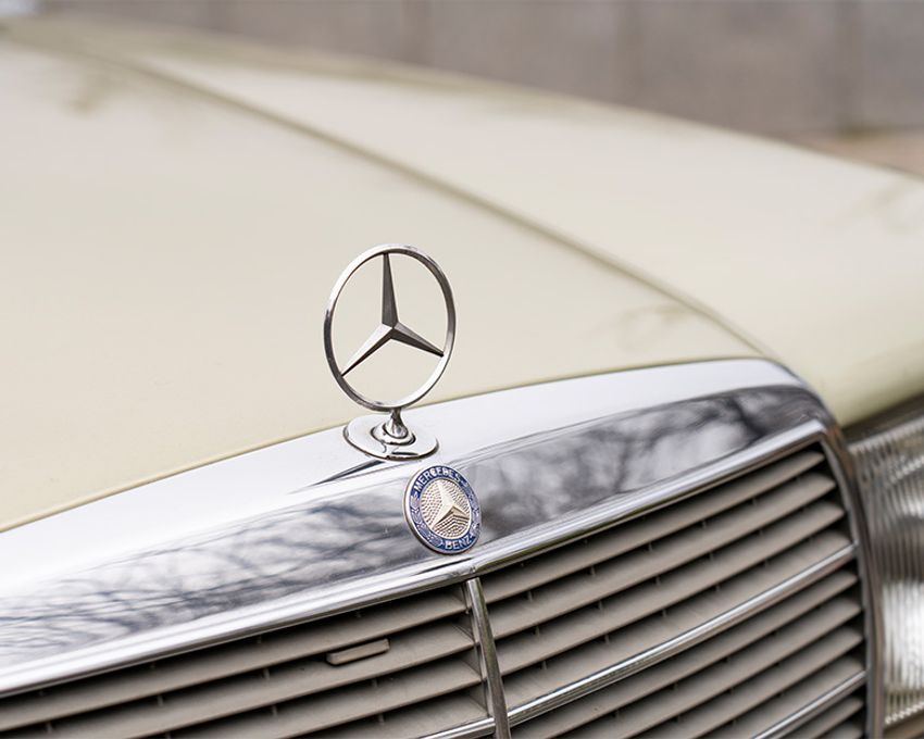 「タイムレスな贈り物になる」から、40年前のベンツ「W123」に乗るスタイリスト - 5枚目の画像