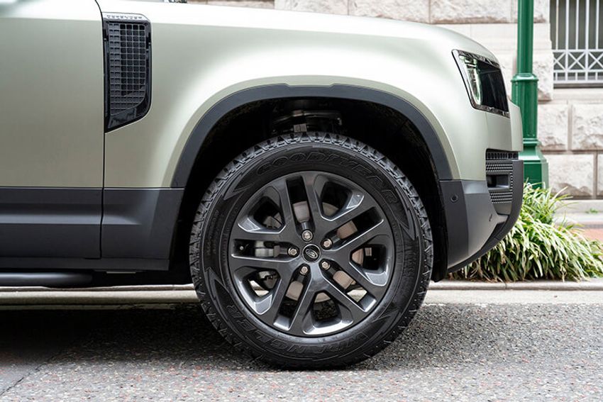 「車は移動手段ではなく相棒」キャンプに魅せられた男の“タープ代わり”のディフェンダー - 10枚目の画像