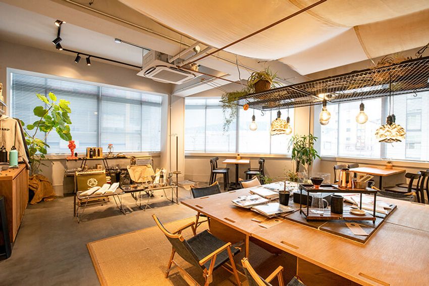 「車は移動手段ではなく相棒」キャンプに魅せられた男の“タープ代わり”のディフェンダー - 3枚目の画像