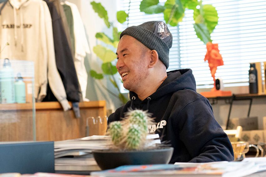 「車は移動手段ではなく相棒」キャンプに魅せられた男の“タープ代わり”のディフェンダー - 1枚目の画像