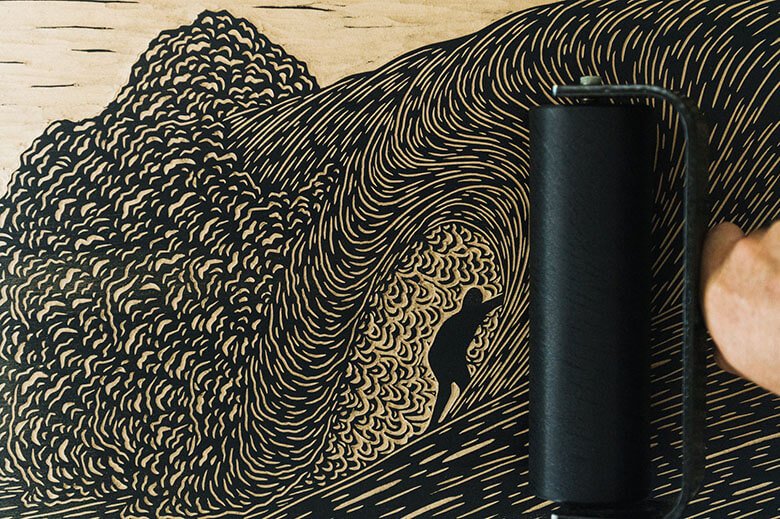 版画でパイプラインを表現して、成功の波に乗ったハワイのアーティストとは