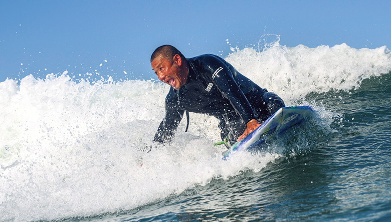 海ではいつでも自由」事故に遭い、ニーボードと出会い、気付いた乗り方
