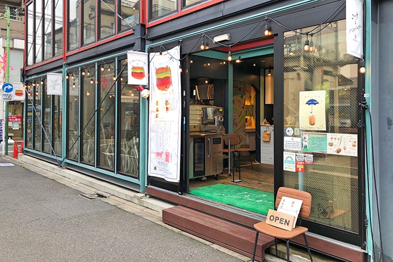 「Craft Village NISHIKOYAMA」の中にある「コーラとハンバーガー」。